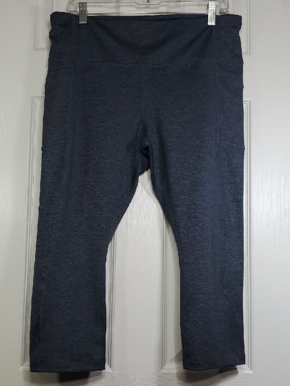 NWT Avia Grey Capri Leggings Side Pockets Women's Size XL